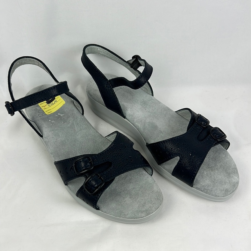 Comfort by Rockport leather sandal with suede footbed. 9.5